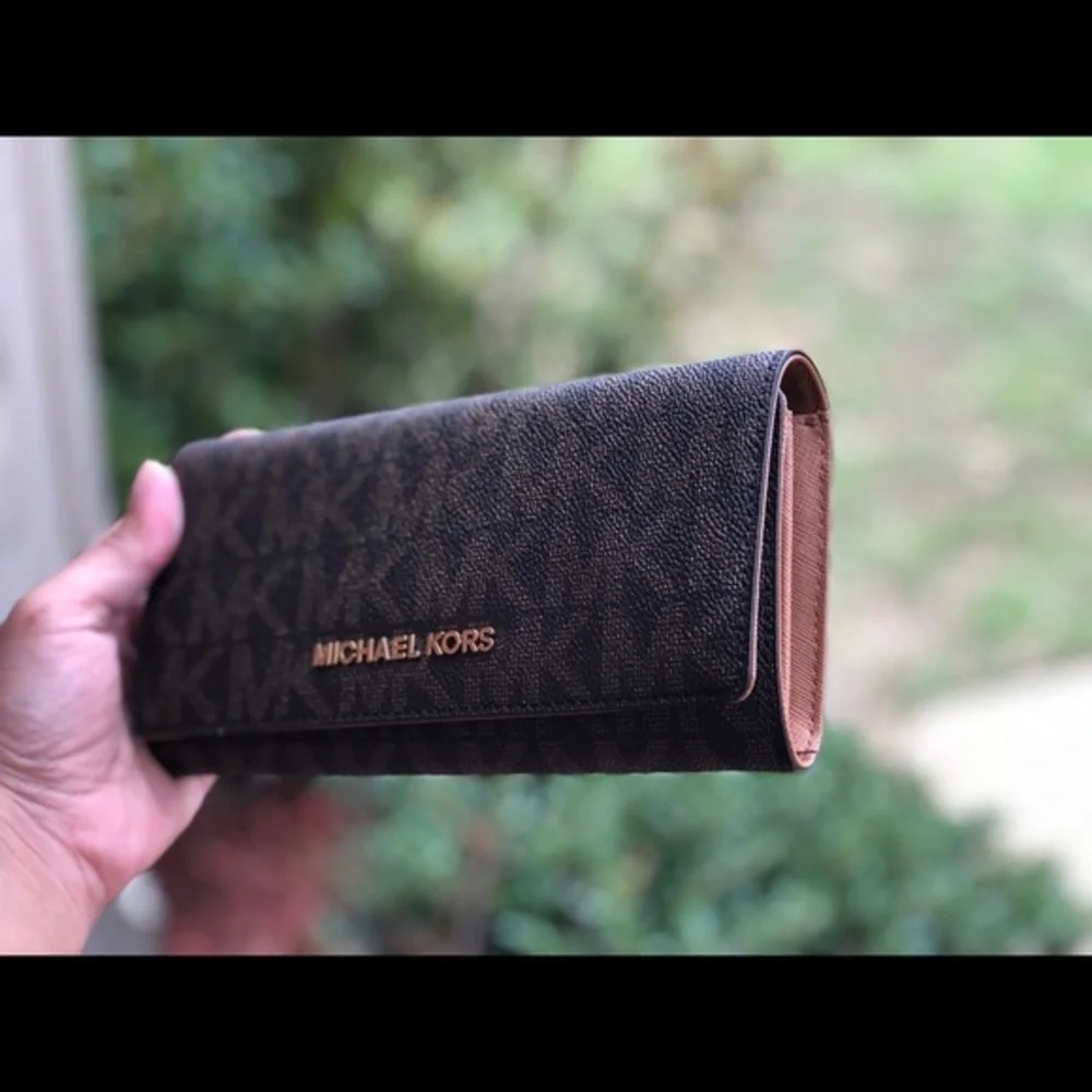 MICHAEL KORS JET SET TRAVEL PVC FLAP WALLET
